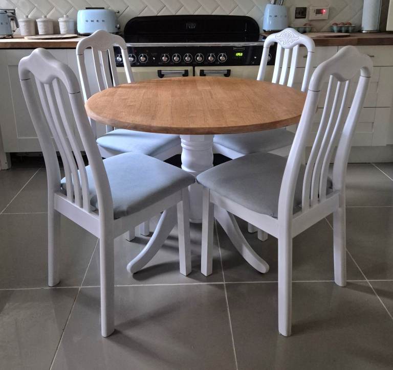 Extending farmhouse kitchen dining table and 4 ch