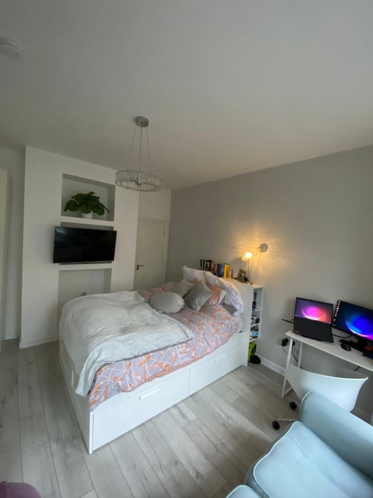 Large luxury double furnished room with en-suite recently renovated 