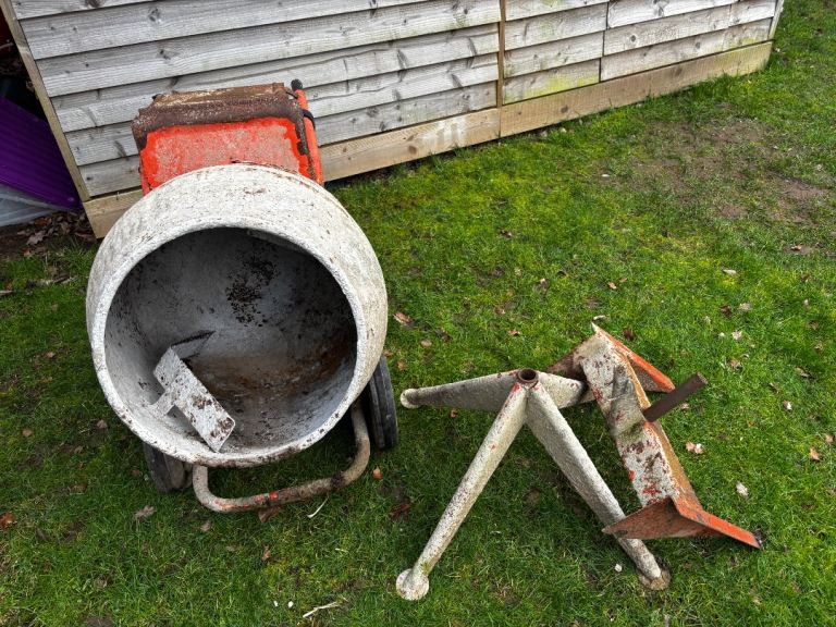 Electric cement mixer