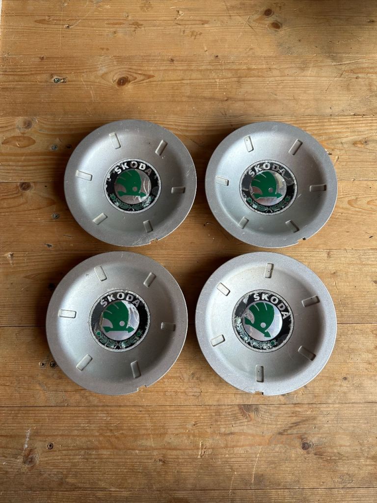 x4 GENUINE SKODA OCTAVIA MK2 ALLOY WHEEL CENTRE CAPS 1Z0 601 149 NO BROKEN CLIPS