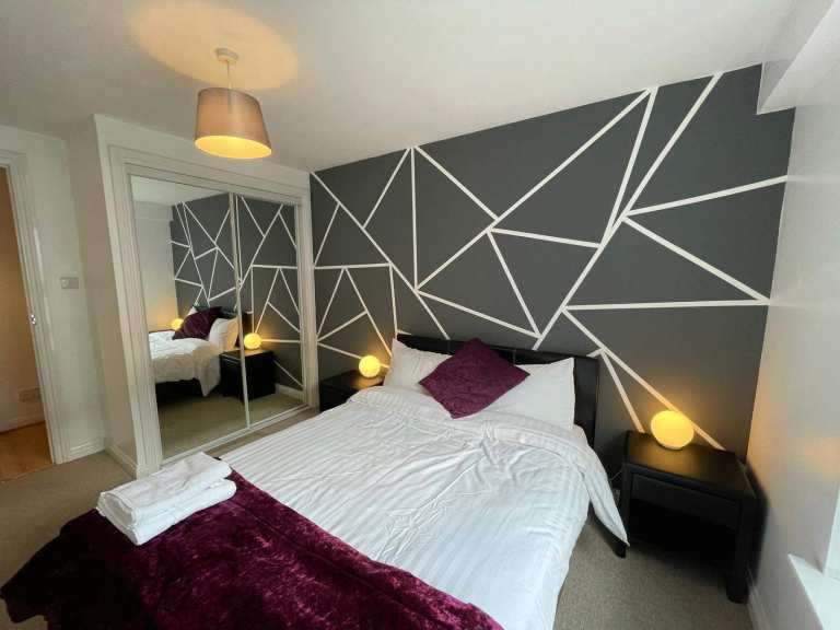 Two Bedroom Modern Flat Near City Centre with Parking in G5 