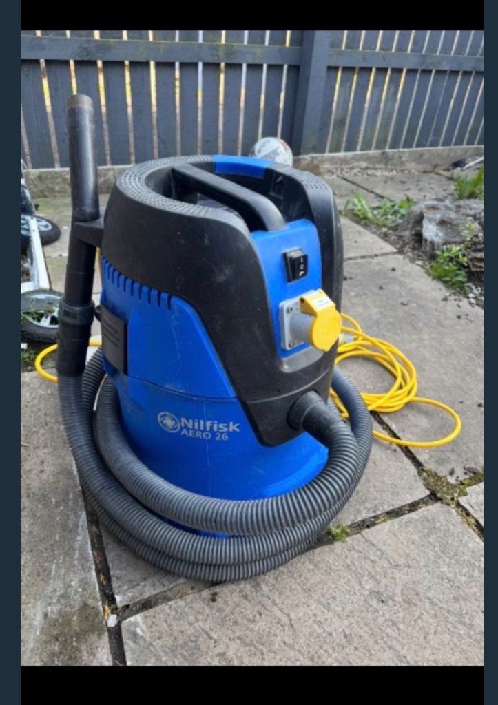 Wet and dry hoover 