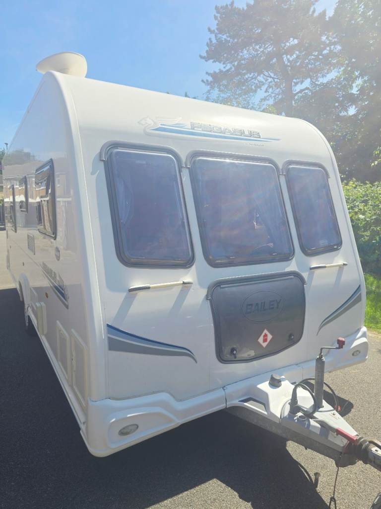 2010 Bailey Pegasus 554 4 berth transverse fixed island bed 