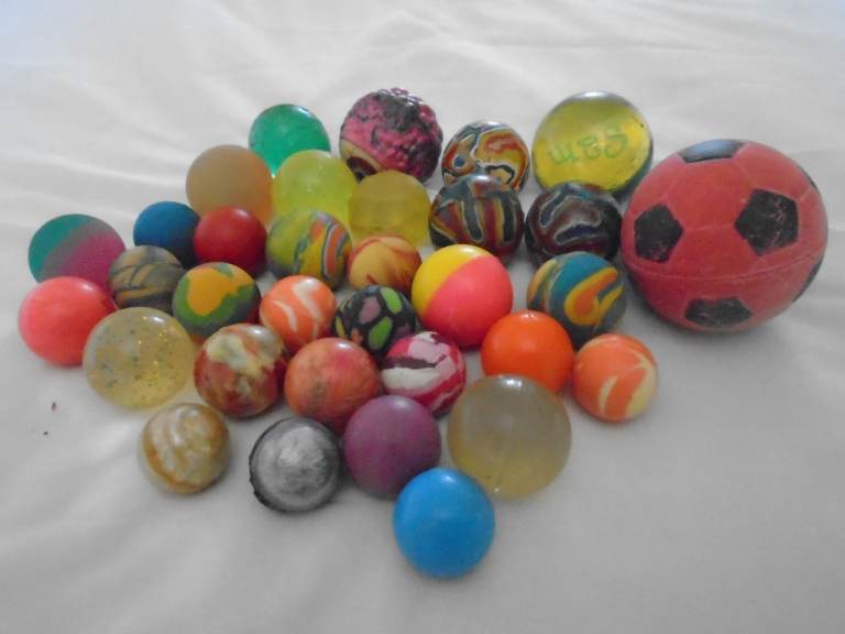 Mixed lot of old rubber bouncy balls, toy play