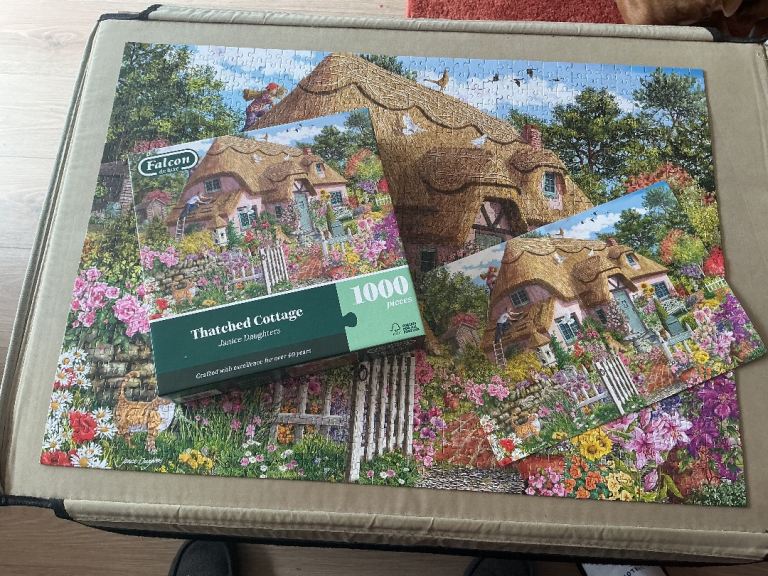 1000 piece jigsaw puzzle. Thatched cottage