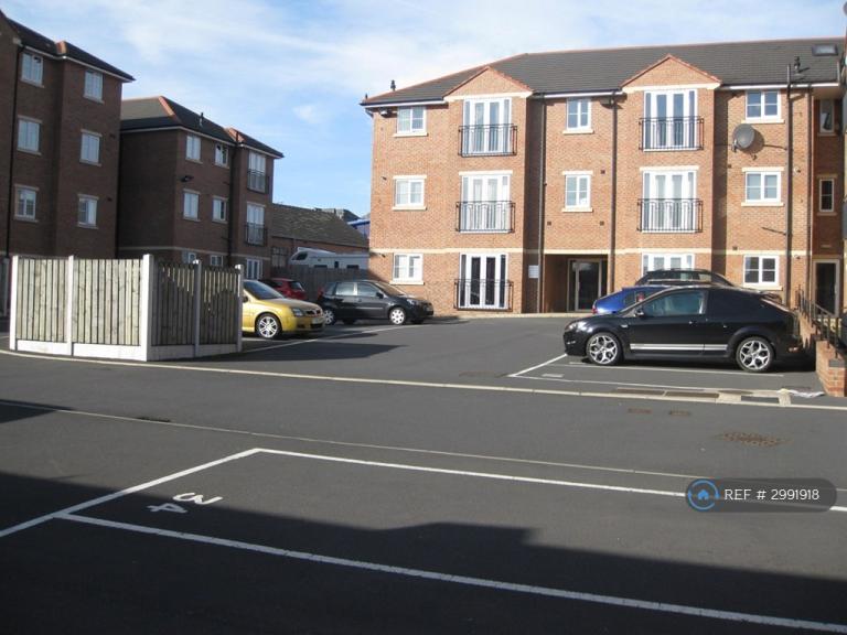 2 bedroom flat in Langdale Court, Barnsley, S71 (2 bed) (#2991918)