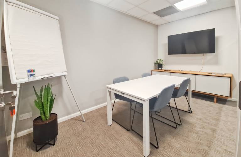 Gloucester - GL2 4NE \ Office Space for Rent with 4 Desks