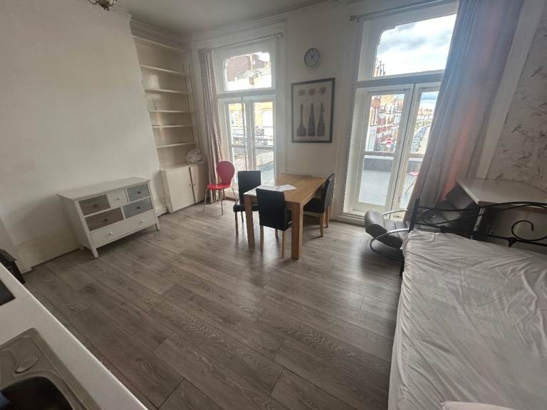 1 Bedroom Flat to Rent in Goldhawk Road, Shepherd's Bush, W12 8QQ