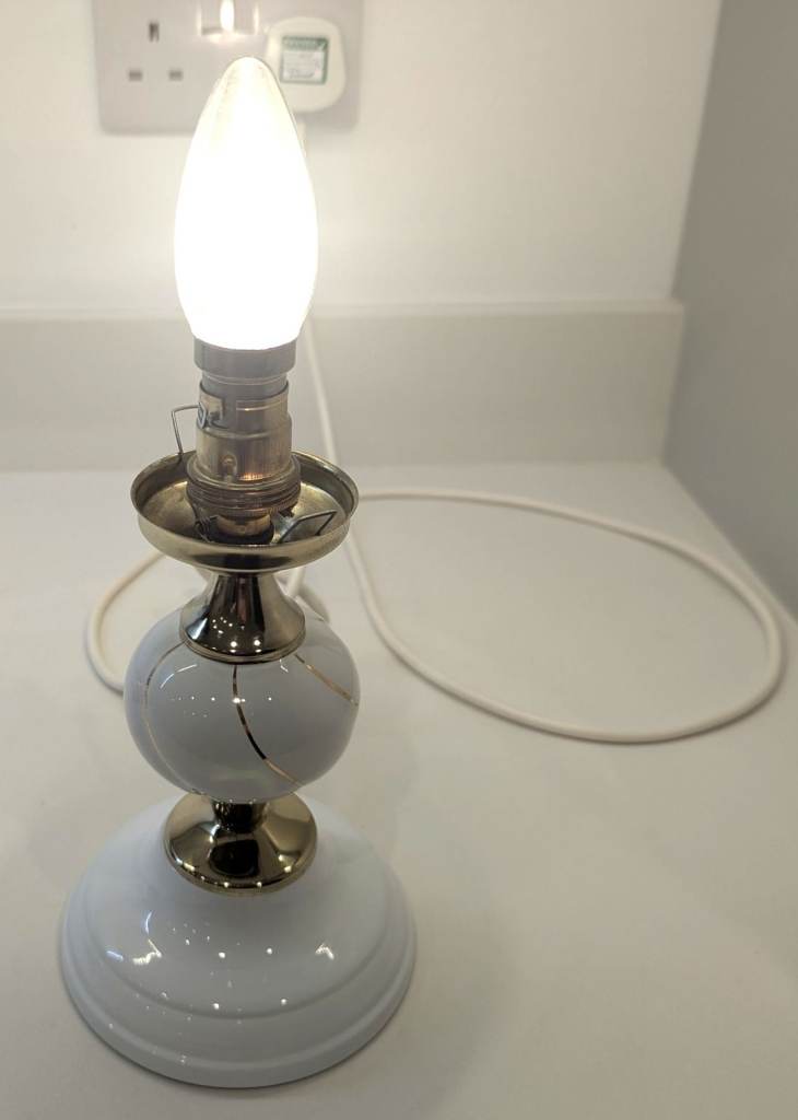 VINTAGE RETRO SEARCHLIGHT WHITE SMALL GOLD TABLE LAMP 13cm H 12cm W *PAT TESTED*