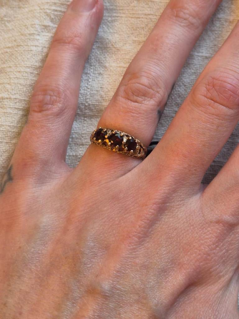 Vintage 9ct yellow gold & garnet ring