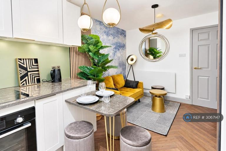2 bedroom flat in Green Pond Close, London, E17 (2 bed) (#3067147)