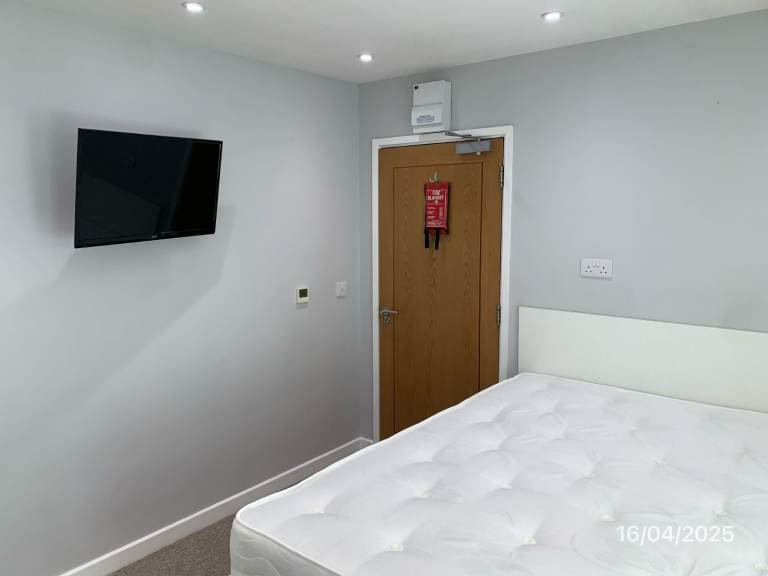 Modern Double Room with a kitchenette in Poole Town Centre - Available now 