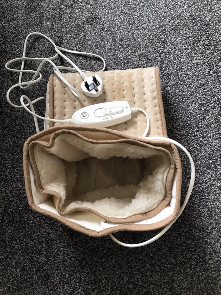 Electric foot heater 