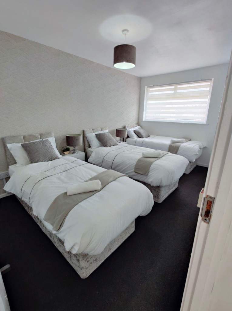 3 bedroom house RUNNING AIRBNB FULLY FURNISHED NEAR BIRMIMGHAM AIRPORT see listing 