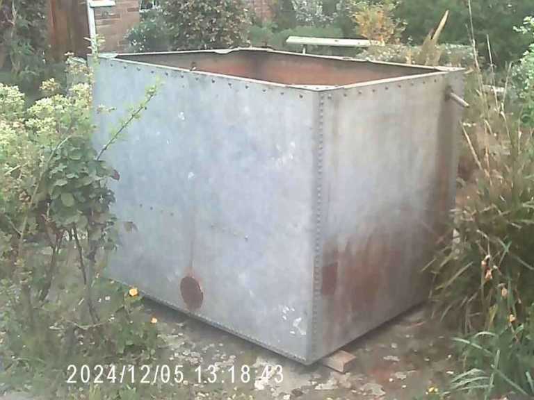 LARGE GALVANISED WATER TANK.  PRICE REDUCTION GARDEN PLANTER.POND.