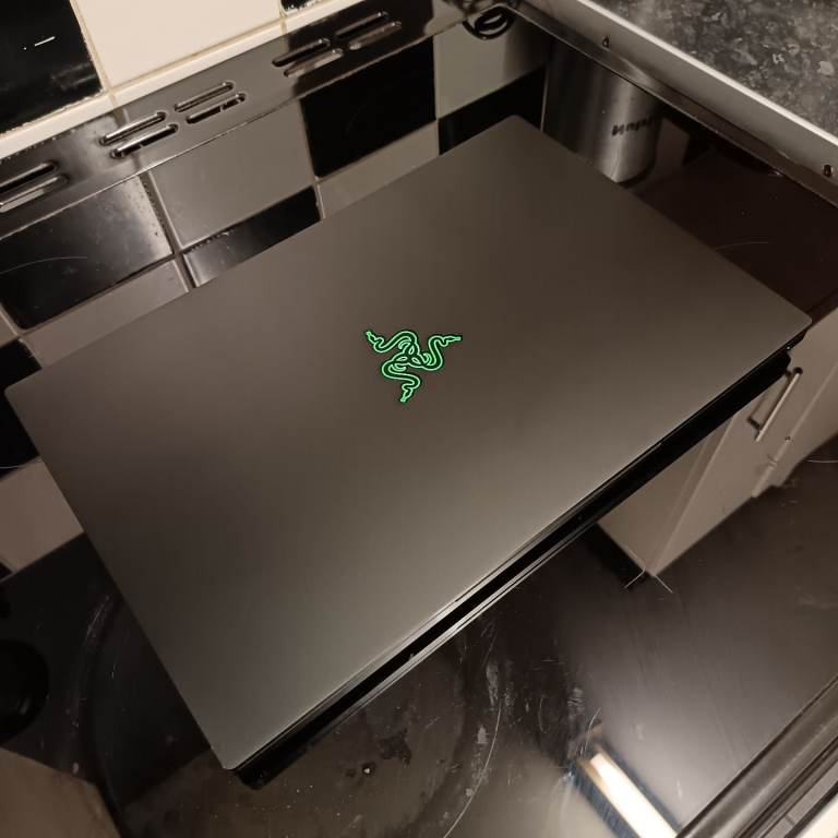 Razer Blade 15 4K OLED 16gb ram 512gb SSD RTX 2070 MAX-Q Gaming Laptop 