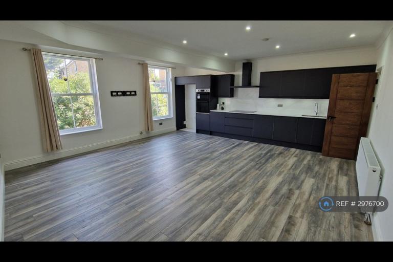 5 bedroom house in Kitchener Avenue, Kent, DA12 (5 bed) (#2976700)