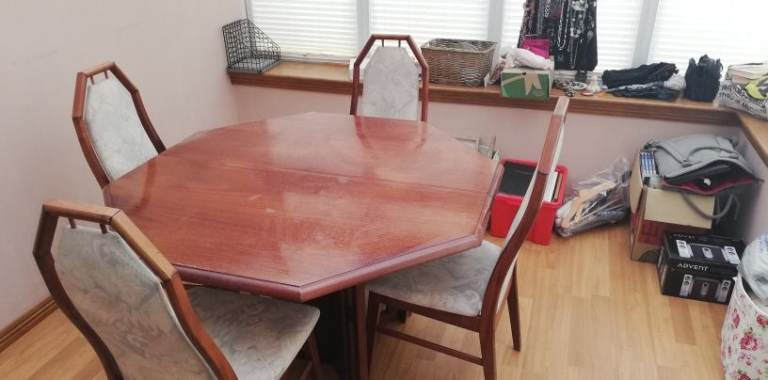 Extendable Dining Table includes 4 x Chairs also has 2 X Extendable leafs.