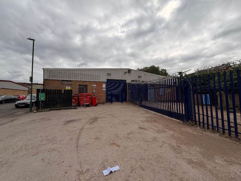 Double unit to let, with Parking, close to city centre, Radford, NG7 2AB