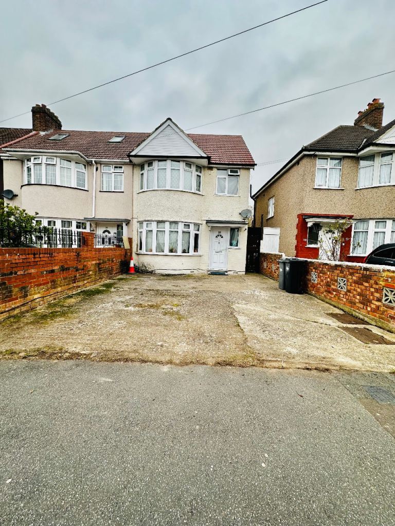 Box room for Indian men