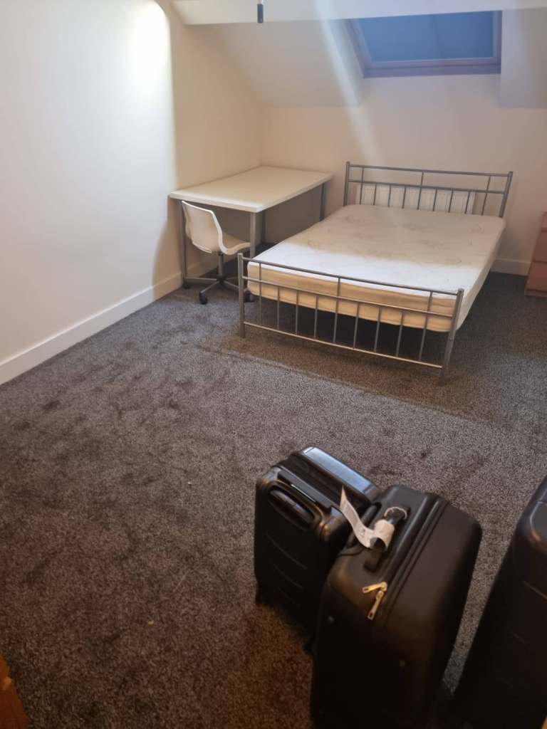 Fully furnished room available in great City Centre location (BD1) house share