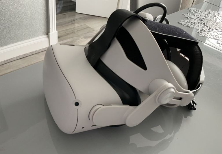 Oculus Quest 2 VR Headset – White, Good Condition