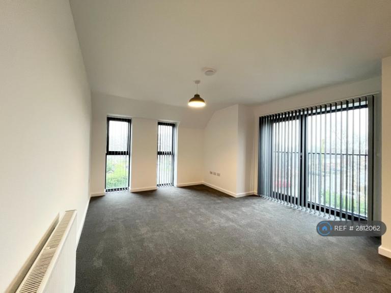 1 bedroom flat in Central Avenue, Lutterworth, LE17 (1 bed) (#2812062)