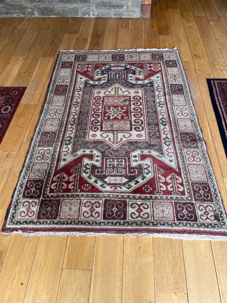 Traditional Patterned Rug – Good Condition