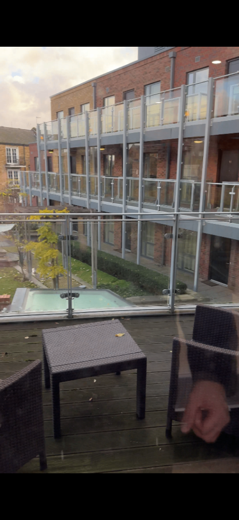 LONDON BRIDGE FLAT SHARE - video available on request 