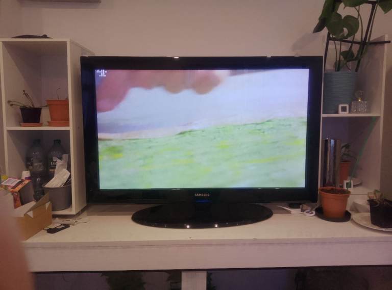 image for 📺 Samsung 42" Plasma TV – Excellent Condition - Original Samsung Remote \