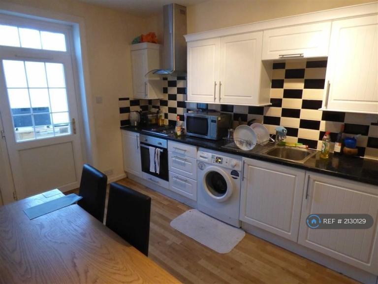 5 bedroom house in Shelbourne Road, Bournemouth, BH8 (5 bed) (#2130129)