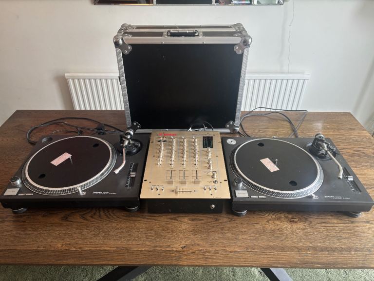 Technics SL 1210 MK2 (Pair) Mixer and flight case
