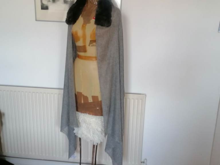 Elegant Vintage 00'S Italian Luxury Brand GAYNOR Pashmina Shawl with Rabbit Fur Collar. Ex Cond. 