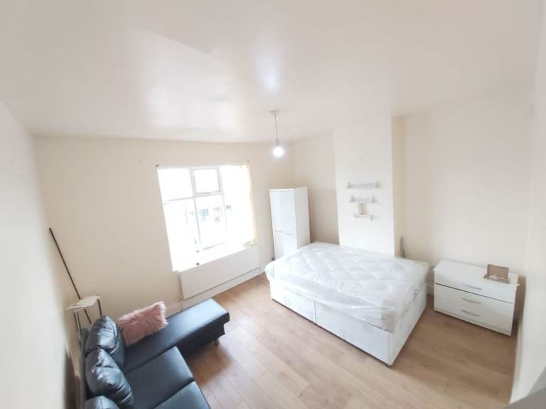 2 bed flat in supported accommodation. Rooms in hmo