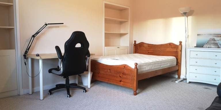 Spacious double bedroom room in modern upper villa near Heriot Watt Napier Sightlhill