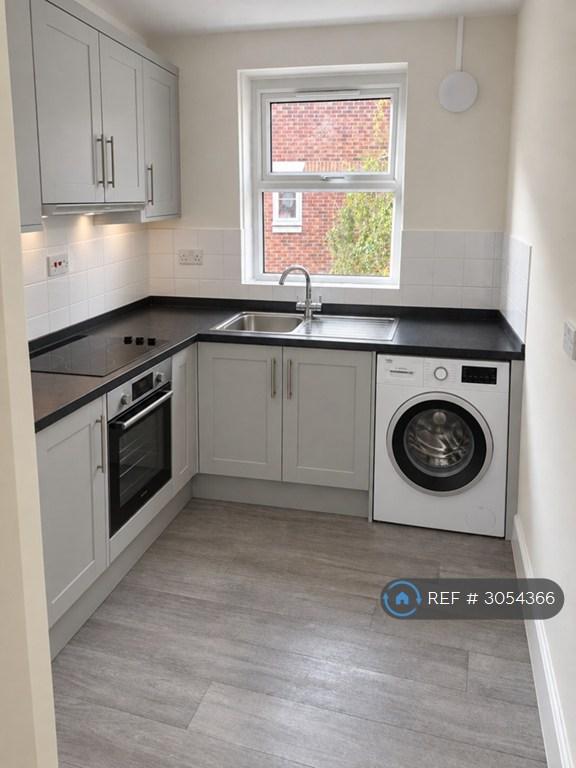 1 bedroom flat in Windsor Mansions, Southsea, PO5 (1 bed) (#3054366)