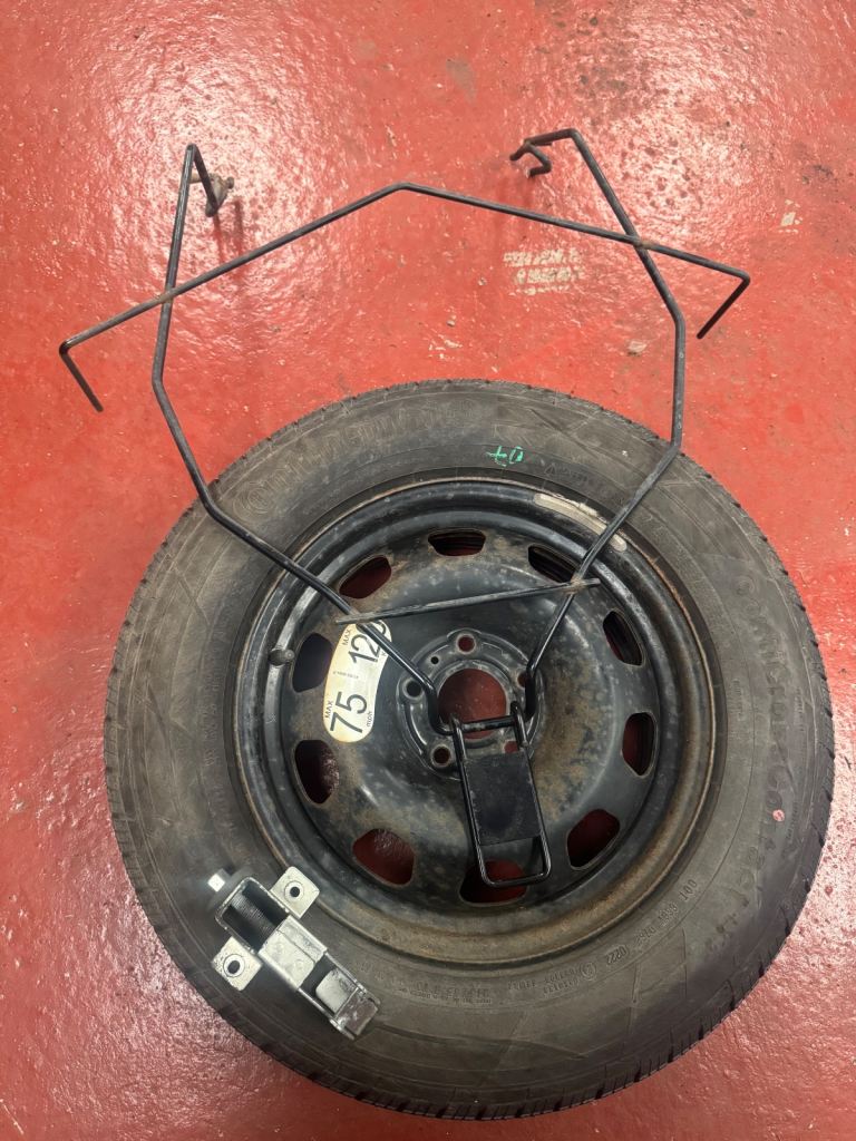 Dacia Duster New spare wheel & brackets 