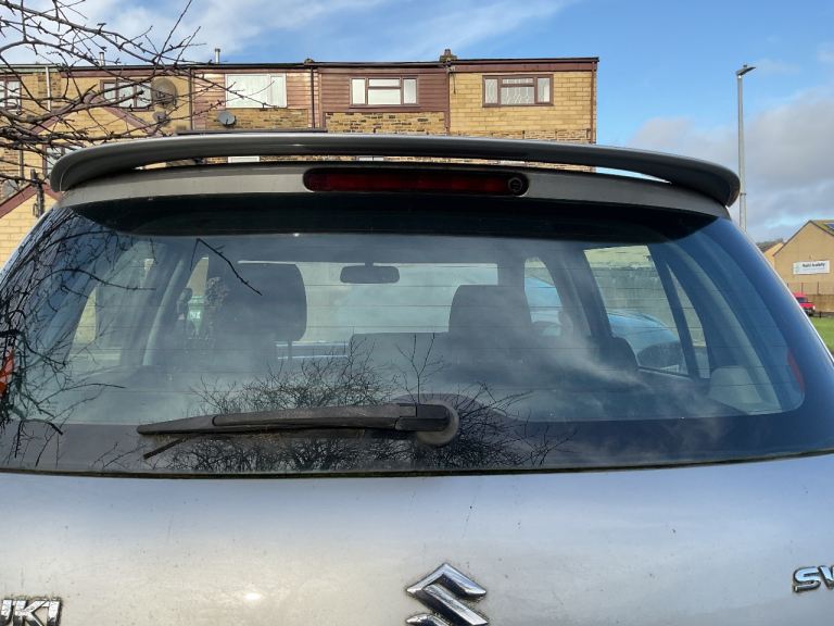 Spoiler-Suzuki swift 2005