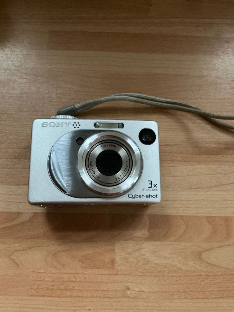 Sony cybershot camera being sold for parts £5 