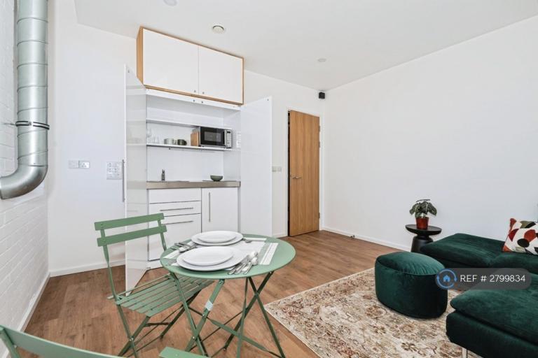 1 bedroom flat in The Grid, Leatherhead, KT22 (1 bed) (#2799834)