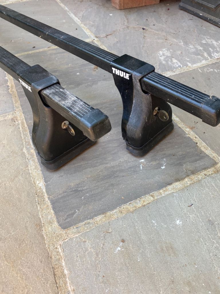 Pair of Thule 761 roofbars & 4304 foot pack with key