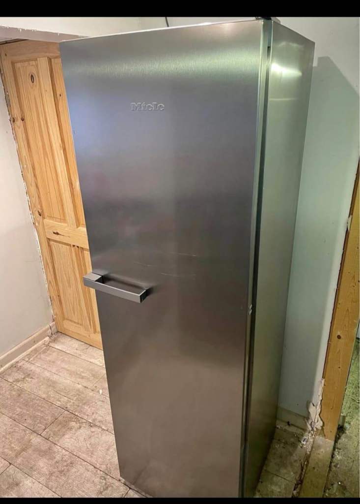 ✨ PREMIUM PICK – Siemens Fridge Freezer – £160 Delivered