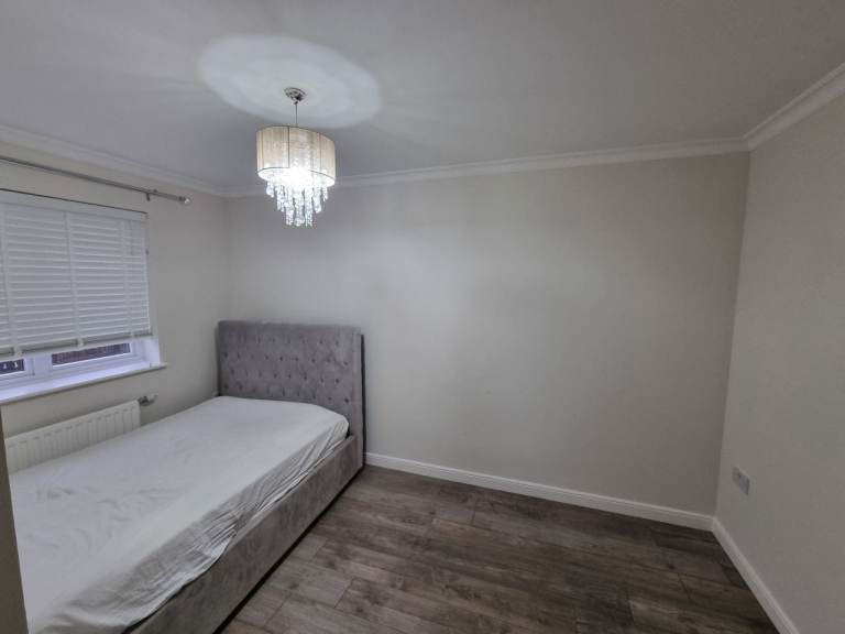 Terraced house for rent with two bedrooms, private garden & driveway 