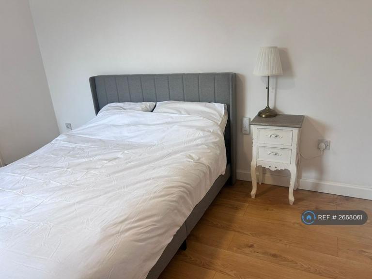 2 bedroom flat in Britten Close, London, NW11 (2 bed) (#2668061)