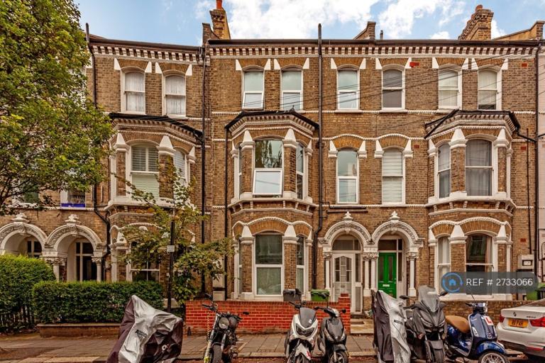 3 bedroom flat in St. Lukes Avenue, London, SW4 (3 bed) (#2733066)