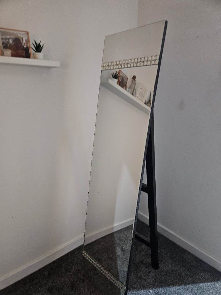 Free standing mirror 