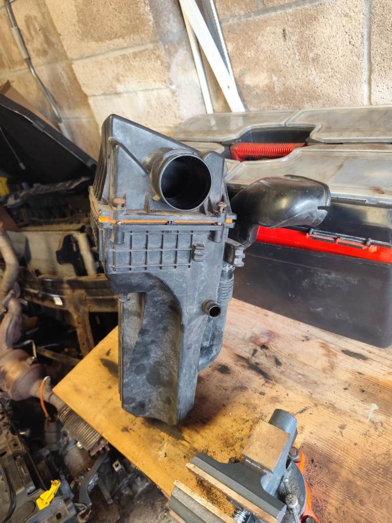 Air filter box case for ford fiesta MK7 1.25