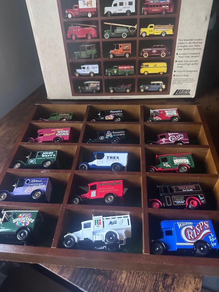 Lledo Days Gone 15 Model Display Cabinet with Models