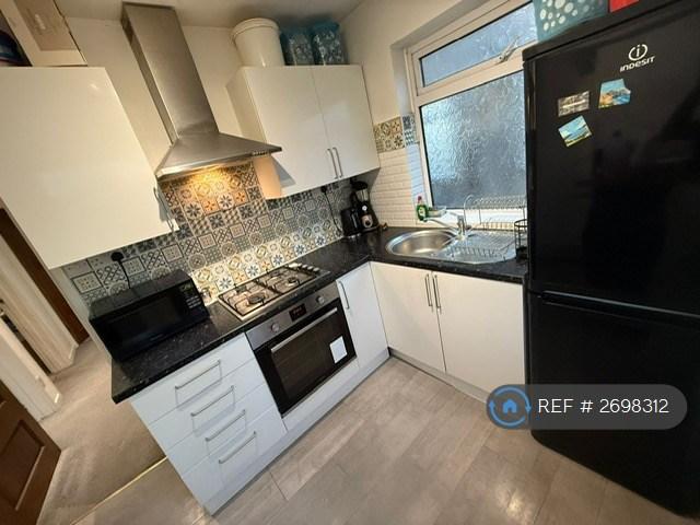 2 bedroom flat in Low Hall Lane, London, E17 (2 bed) (#2698312)