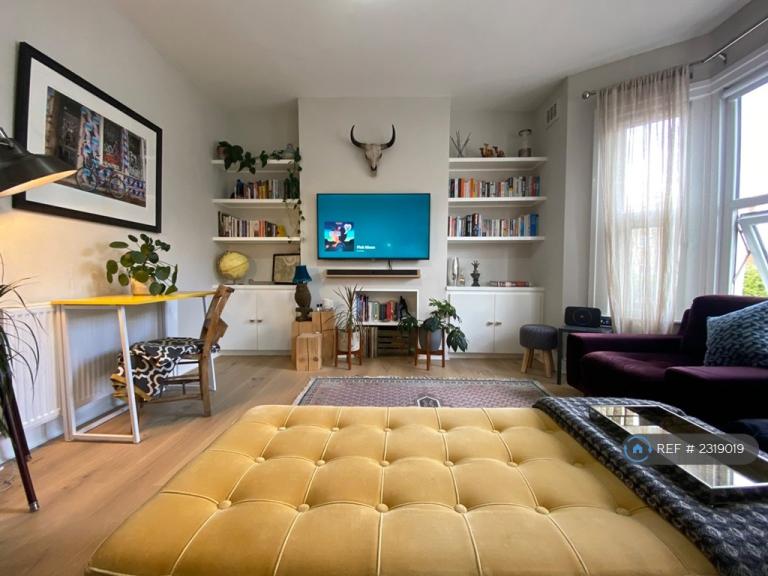 1 bedroom flat in Deptford, London, SE8 (1 bed) (#2319019)